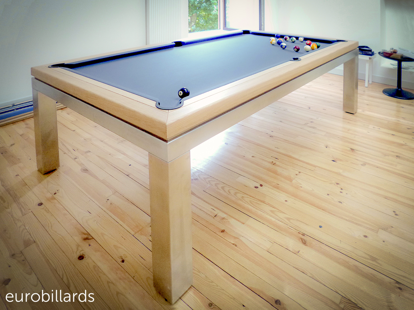 Billard français avec chauffage thermostatique intégré, modèle NEW-TENDANCE-T en finition chêne l802 sur piétement inox monté d'un tapis de jeu rouge, fabriqué par la marque de billard français Eurobillards.